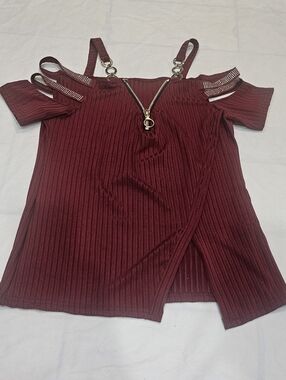 Women's Cold-Shoulder Ribbed Top with Front Zip in Burgundy